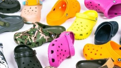 美國12州明令禁止學生穿Crocs洞洞鞋上學 原因是……