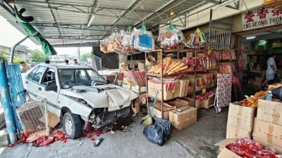 老婦疑閃避車子失控 車撞進神料店幸無傷亡