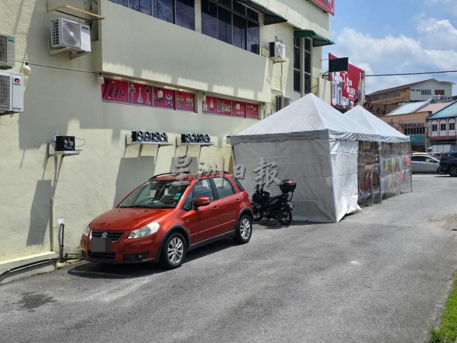 芙市区有商家“霸占”停车位摆摊，芙市议员：有申请准证