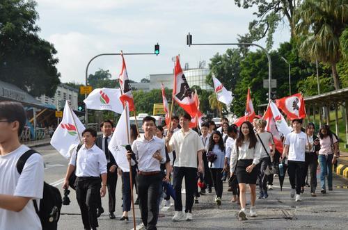 补图//反对马大学费清零政策  新青年候选人落发抗议