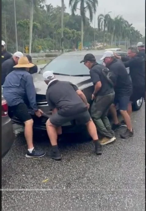 视频|又是违规泊车阻碍交通 惊动外国游客帮忙移车