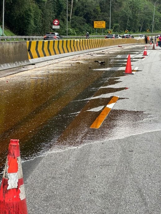 视频|油罐车侧翻起火燃烧 云顶山脚往隆方向严重塞车