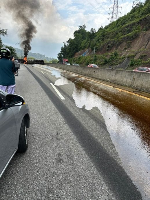 视频|油罐车侧翻起火燃烧 云顶山脚往隆方向严重塞车