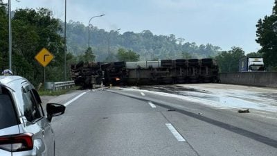 在加叻大道失控傾覆起火狂燒 油槽車司機重傷斃命