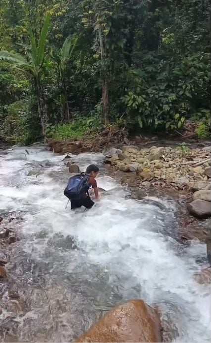 视频|跋山涉水8公里上学  沙巴师生徒步4小时到校