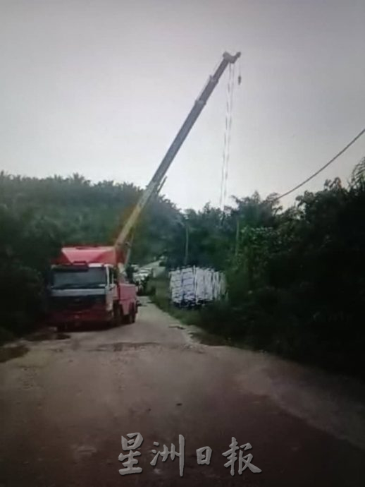 (请签发)柔：拉央拉央马华芭13公里主干道路布满坑洞  道路使用者盼当局尽快修补