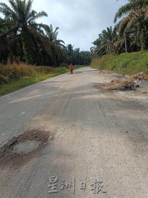 (请签发)柔：拉央拉央马华芭13公里主干道路布满坑洞  道路使用者盼当局尽快修补