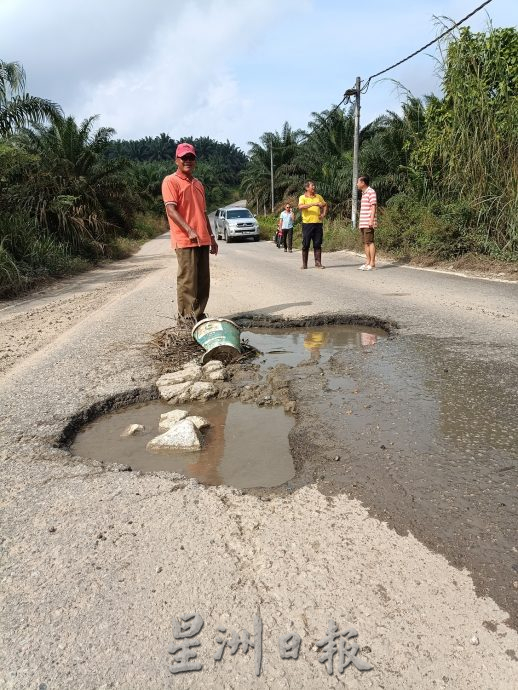 (请签发)柔：拉央拉央马华芭13公里主干道路布满坑洞  道路使用者盼当局尽快修补