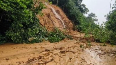 豪雨引发土崩！雪州美拉华蒂山坡坍塌 20户居民需撤离