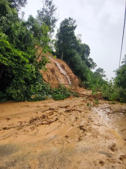 豪雨引发土崩！雪州美拉华蒂山坡坍塌，20户居民需撤离