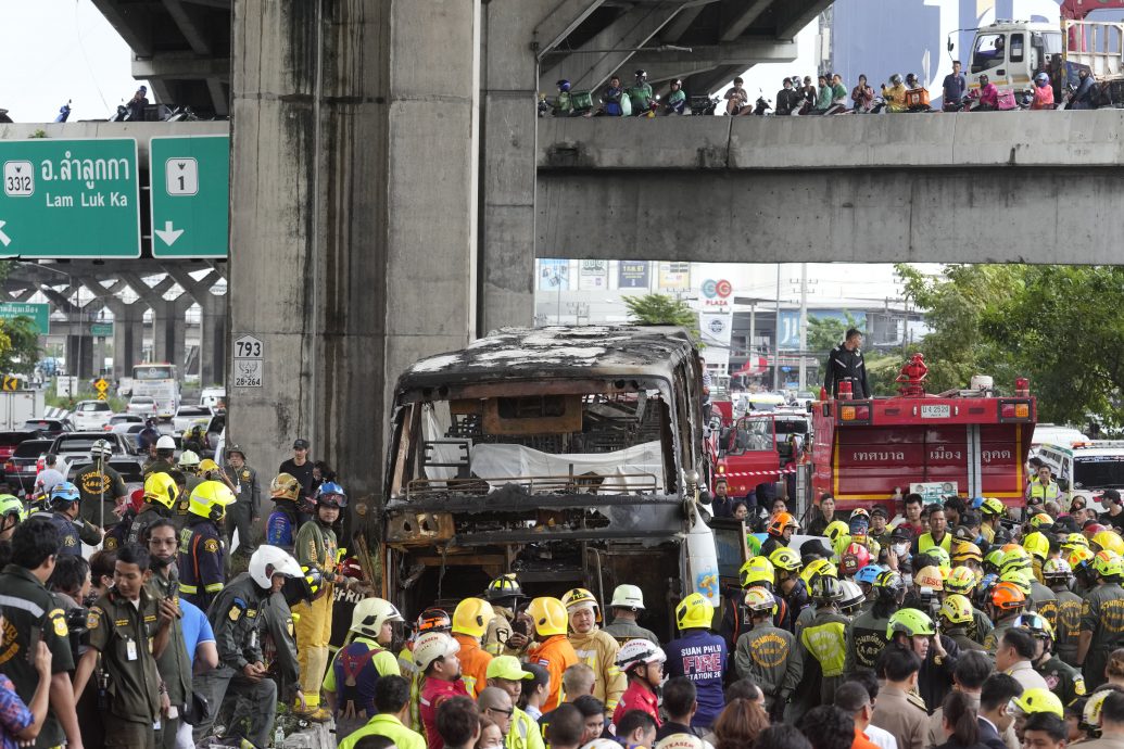 载44人泰国学巴爆胎撞护栏酿恐怖火患  灭火数小时后仍太热阻搜索遗体  