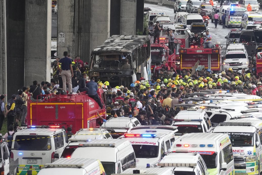 载44人泰国学巴爆胎撞护栏酿恐怖火患  灭火数小时后仍太热阻搜索遗体  