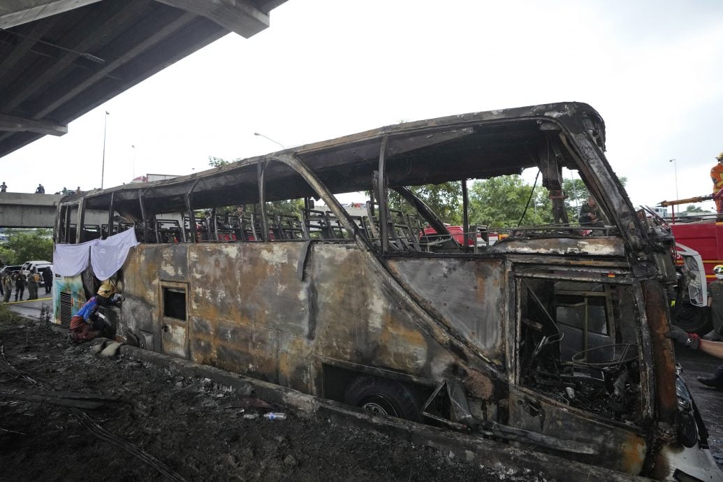 载44人泰国学巴爆胎撞护栏酿恐怖火患  灭火数小时后仍太热阻搜索遗体  