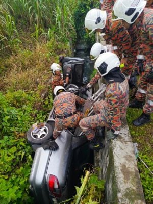 轎車失控翻入2公尺深大溝渠 70餘歲華裔夫婦輕傷