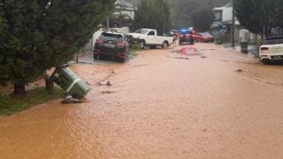 视频| 金马仑下大雨 致住宅区闪电水灾小土崩