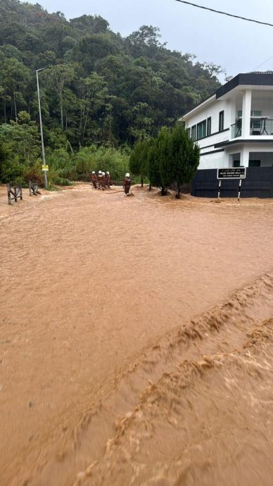 金马仑大雨 金山花园闪电水灾  双溪雷小土崩