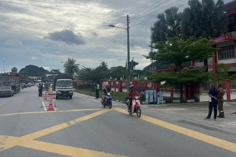  金马仑波赖路土崩封路 影响蔬菜运输旅游业