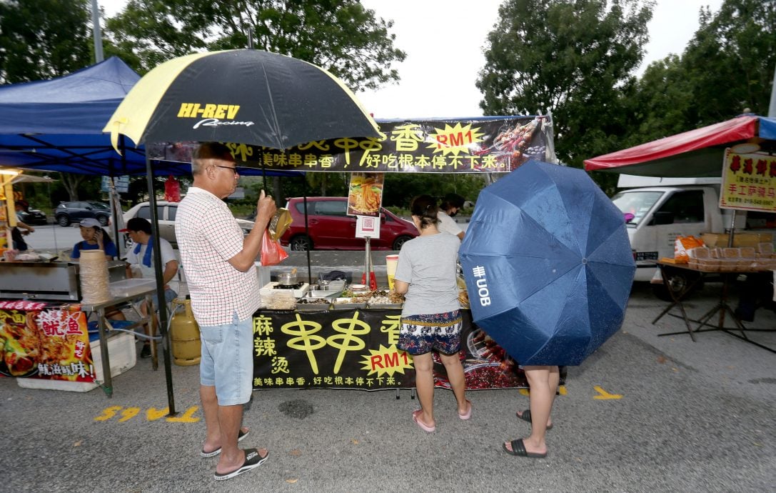 雨季来临夜市小贩减半 王国豪：免收垃圾费鼓励开档