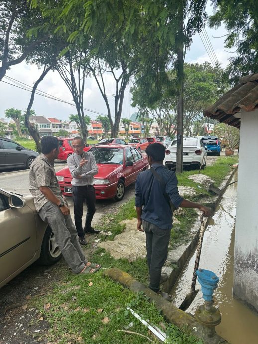 霹：下版才签网／怡保花园南区 甲板工程泥水流沟渠满溢