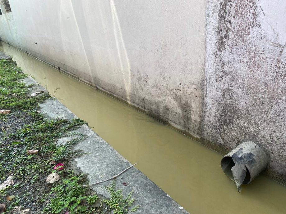 霹：下版才签网／怡保花园南区 甲板工程泥水流沟渠满溢