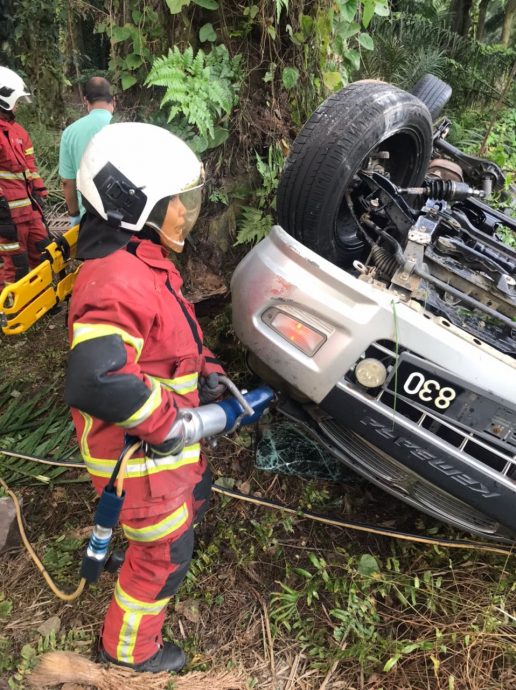 霹：四轮驱动车失控翻覆 巫裔男司机命丧当场