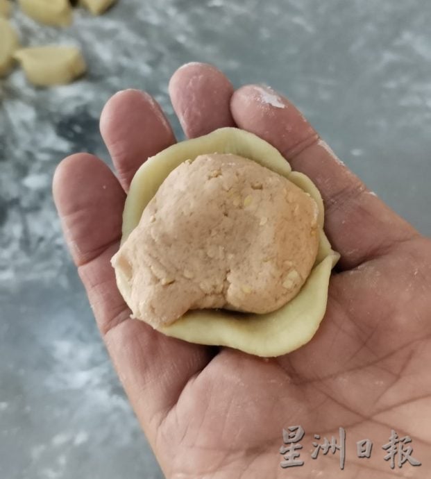 霹：封底主文／它的诞生/没“鸡”的鸡仔饼 饼皮陷料巧妙结合 香气足口感佳