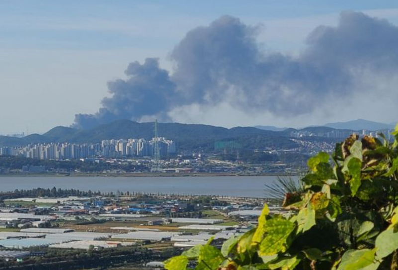 韩国仁川工厂大火失控延烧！浓烟遮掩天空