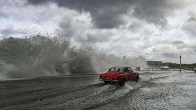 颶風“米爾頓”狂暴登陸佛州前 當局發逾百個龍捲風警報 近300萬戶斷電