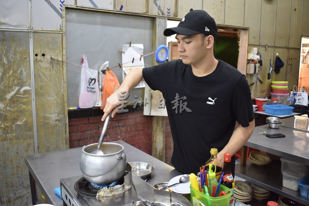 （10月28日发布）私房好菜／青年学煮酱油卤鸡 留住奶奶温情