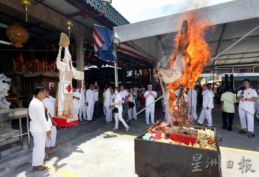  财神交更信众求财运 