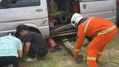 沒戴頭盔 路稅逾期 10歲騎士載2童上路釀慘劇