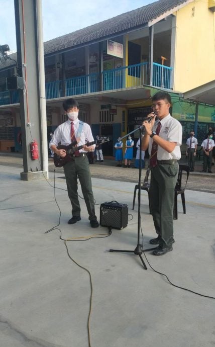 （古城封底主文）学海主文：春风化雨三十载，情撒教坦不言悔！