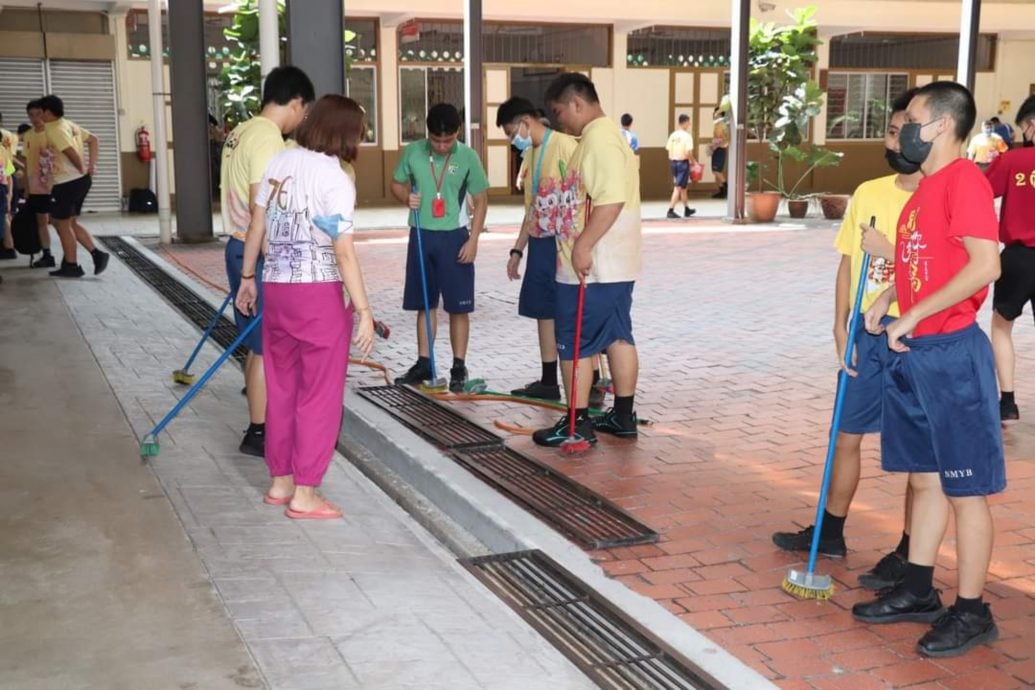 （古城封底）学海副文：育民中学大扫除 全体师生齐上阵