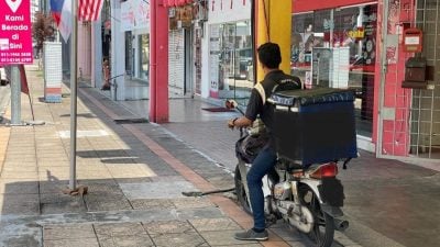 霸占五脚基行人道疾驰 摩托争道 危及行人