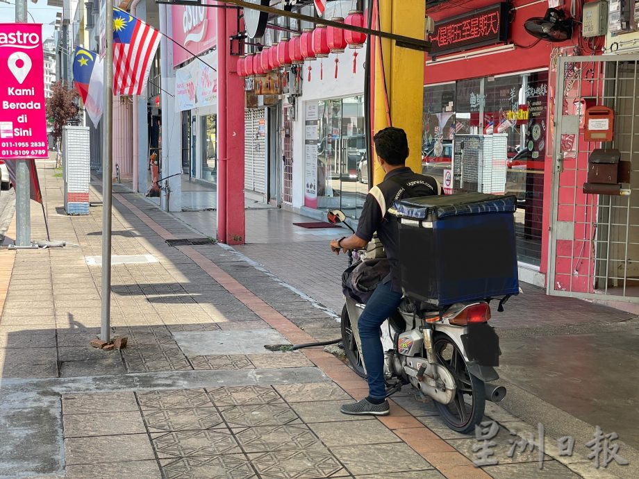 （古城封面主文）五脚基及行人道被摩托车“霸占”，停泊在五脚基与行人争道