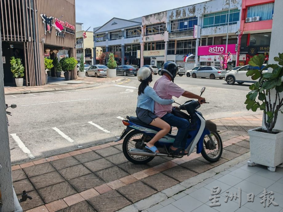 （古城封面主文）五脚基及行人道被摩托车“霸占”，停泊在五脚基与行人争道