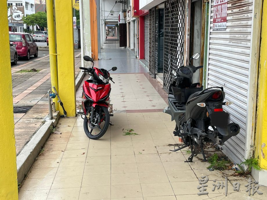 （古城封面主文）五脚基及行人道被摩托车“霸占”，停泊在五脚基与行人争道