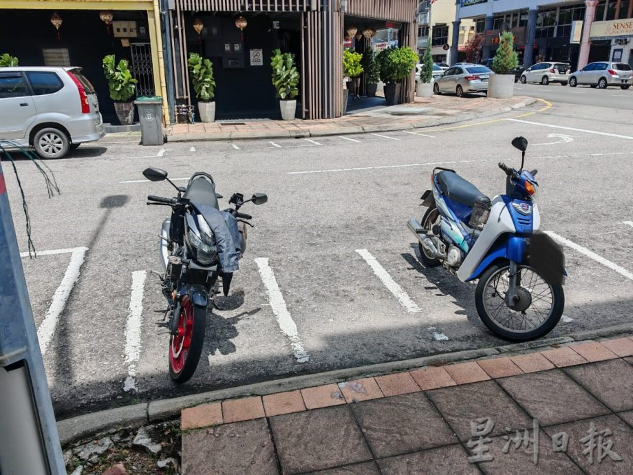 （古城封面主文）五脚基及行人道被摩托车“霸占”，停泊在五脚基与行人争道