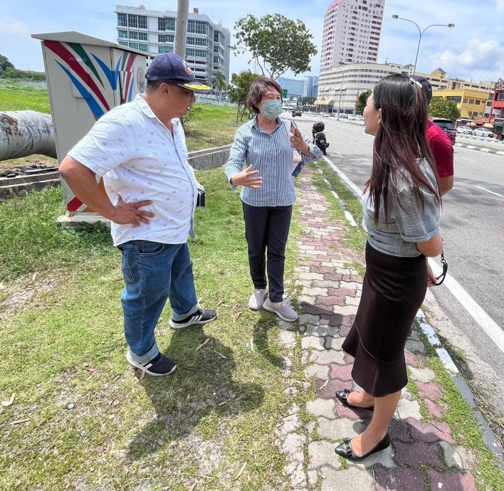 （古城封面主文）马路出现骇人大坑 工程局将封锁部分路段