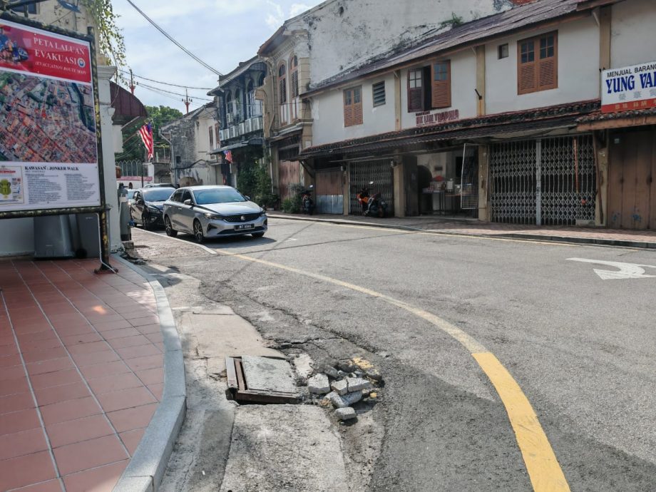 （古城封面副文）车子停靠黄线转弯处导致沟渠损坏，市政厅或设软性防撞杆