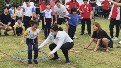 巴也隆布培华校运动会   蓝队蝉联总冠军