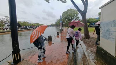 没定期清理 排水沟阻塞   沿河走道积水引不便