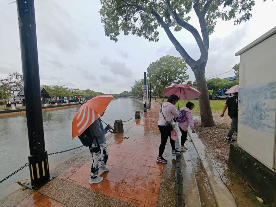 （古城版）排水沟阻塞致走道积水，游客有的“涉水而过”有的走在路堤上避开积水