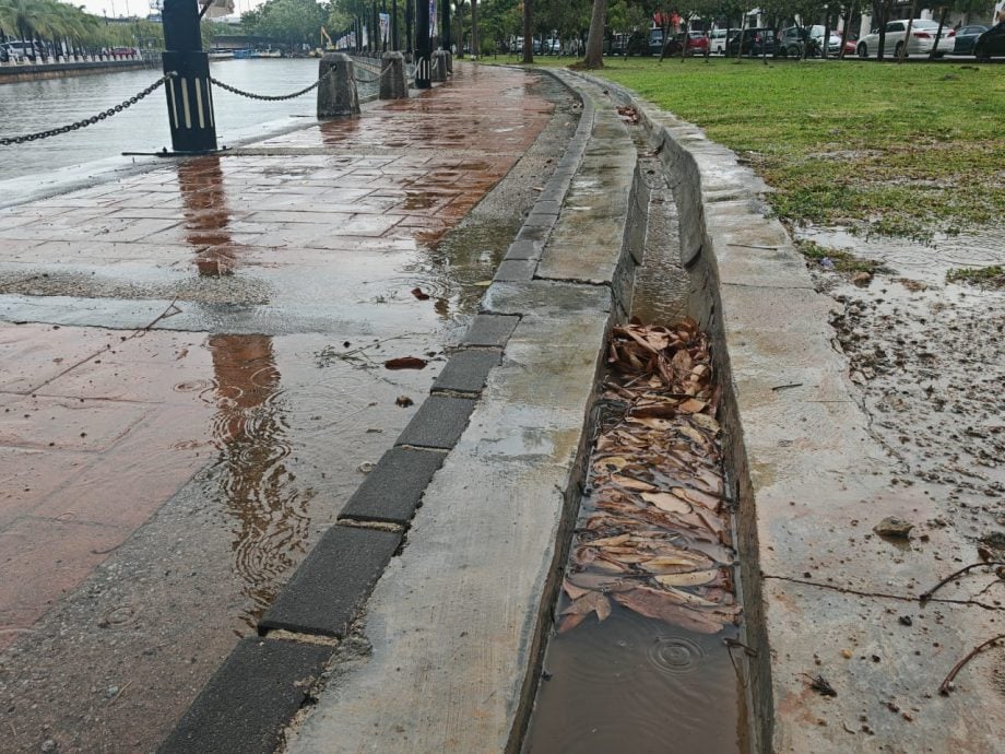 （古城版）排水沟阻塞致走道积水，游客有的“涉水而过”有的走在路堤上避开积水