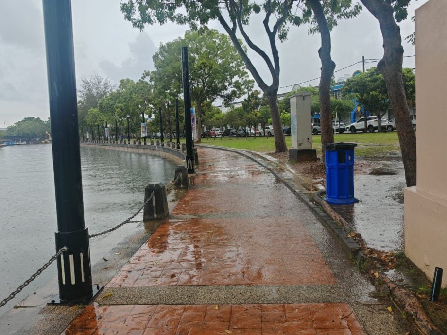 （古城版）排水沟阻塞致走道积水，游客有的“涉水而过”有的走在路堤上避开积水