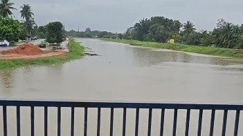 謝守欽雨天巡視水閘發現  水位高漲 開閘人不在