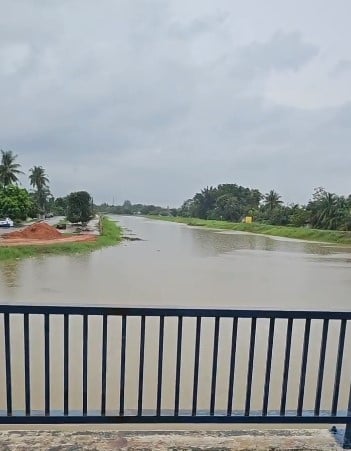 谢守钦雨天巡视水闸发现  水位高涨 开闸人不在