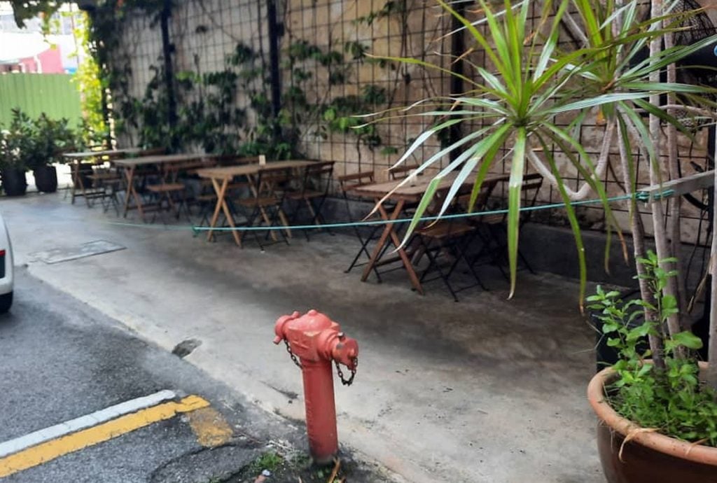 （古城第三版主文）店家用花盆“封闭”走廊，居民投诉被迫走到马路上威胁安全