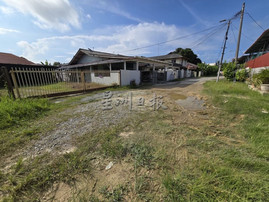 （古城第三版主文）空地填高泥浆下雨时冲入屋，住家工厂饱受泥浆“洗劫”，住户业者好苦恼