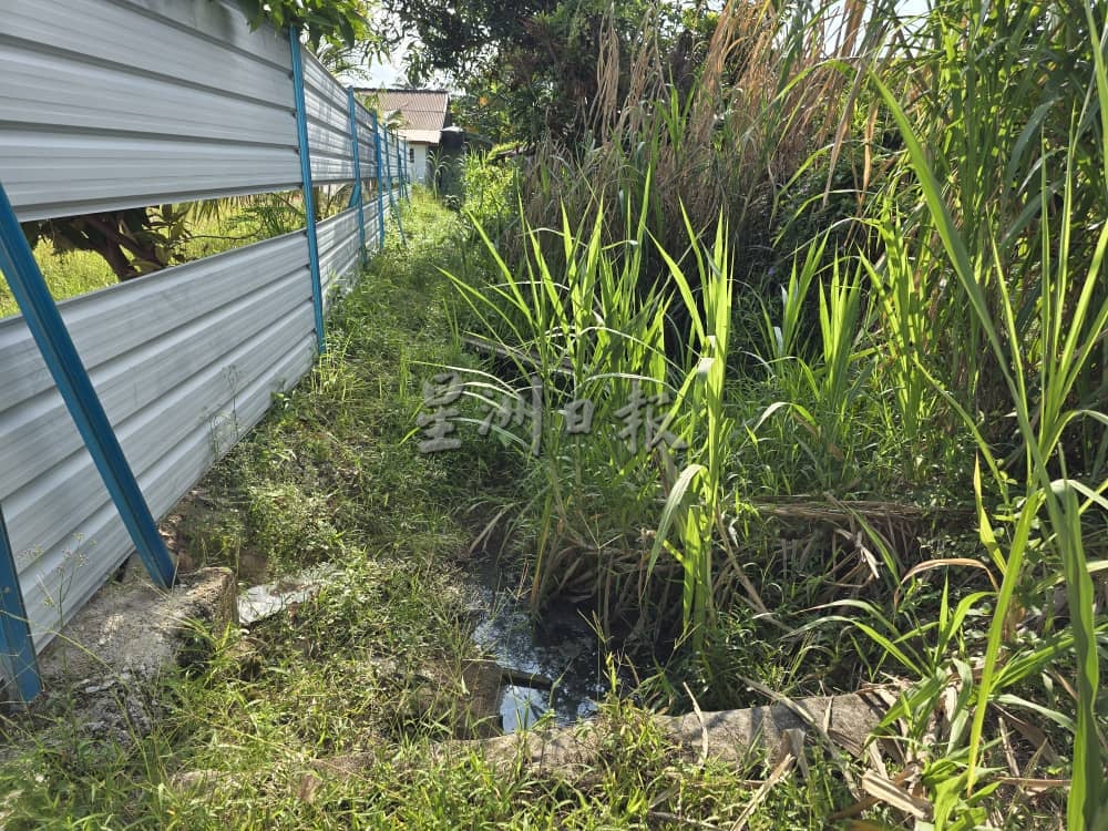 （古城第三版主文）空地填高泥浆下雨时冲入屋，住家工厂饱受泥浆“洗劫”，住户业者好苦恼